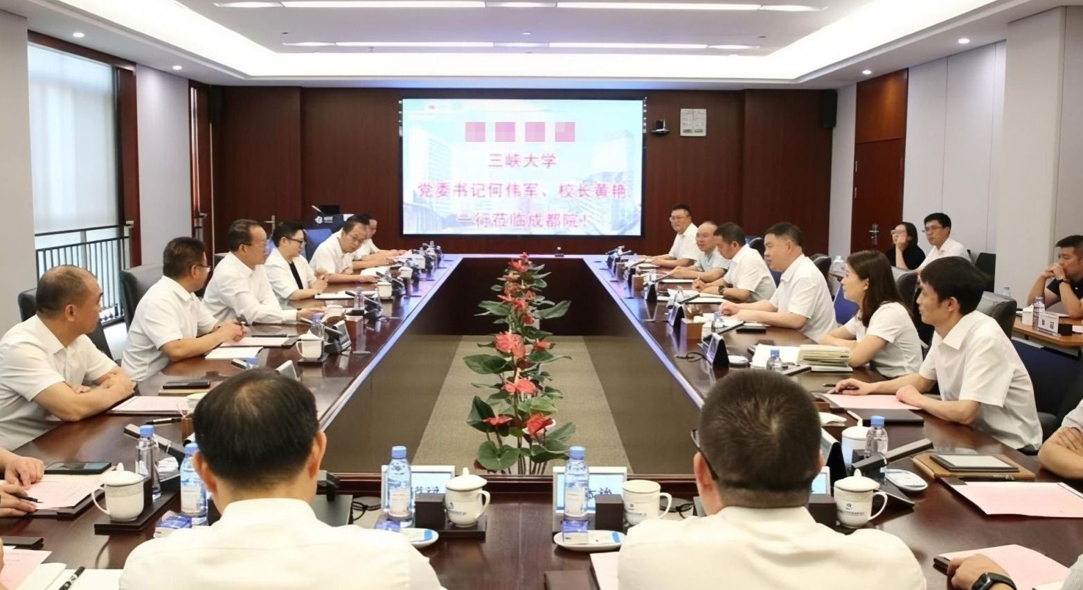 黨委書記何偉軍、校長(zhǎng)黃艷與中國(guó)電建成都勘測(cè)設(shè)計(jì)院交流座談